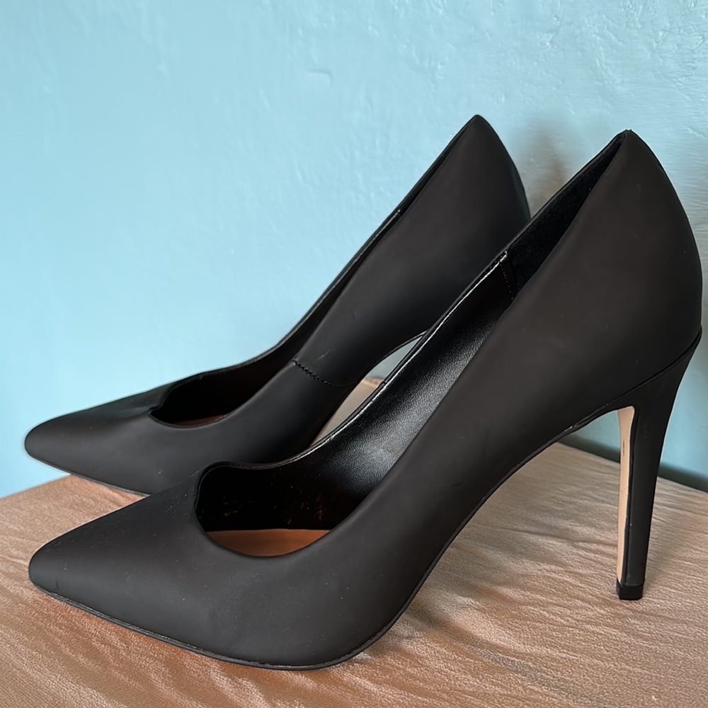 Mix No. 6 black high heel pumps in a size 8.5 women’s shoe